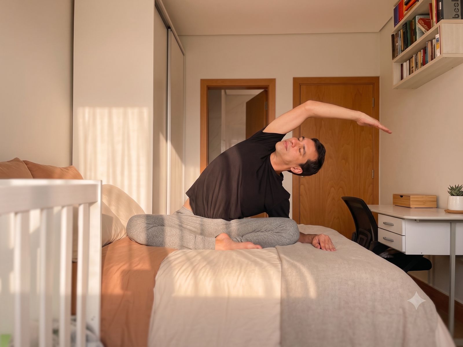 Daniel Suassuna realizando o Ritual dos 8 Minutos ao lado da cama